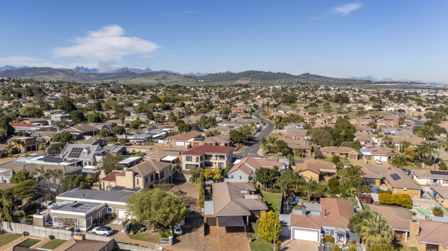 5 Bedroom Property for Sale in De Oude Spruit Western Cape